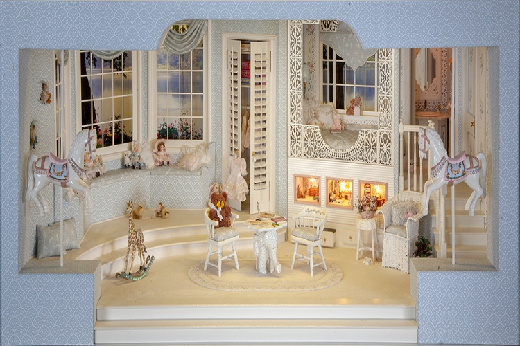 |婷婷的房間 Ting-Ting’s Room|
-最可愛Cutest
寬敞的房間,柔和的色調,窗外湖光山色,房間的主人婷婷不知讓多少小女孩羨慕不已。在西方很重視從小培養小孩子的獨立精神,所以孩子們從小就有自己的私人空間,瞧瞧這房間的床鋪下,可愛的婷婷也收藏了三個小小的夢幻屋盒喔!