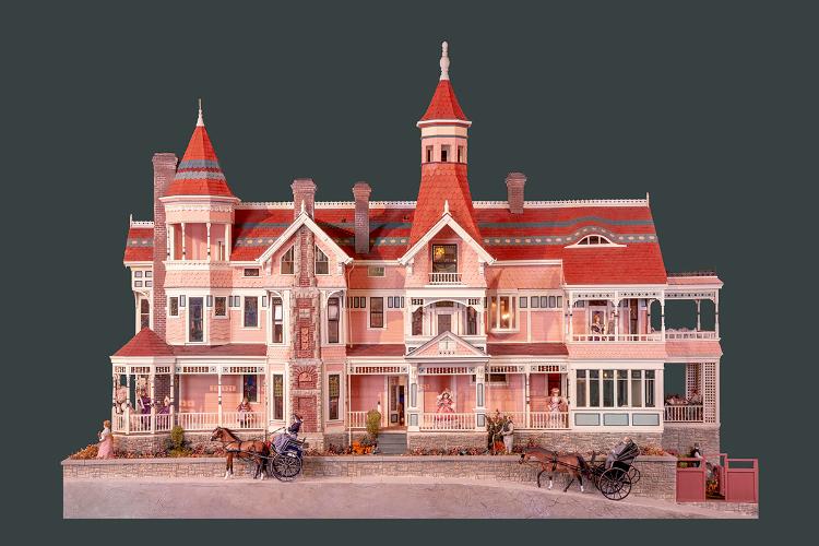 |玫瑰豪宅 Rose Mansion|
-最具代表Most representative
本館收藏的第一件大型娃娃屋作品,作者Reginald Twigg於大學主修建築系,有感於加州洛城山坡陸續被炸平,使原坡上豪宅的光景不再。因此決心憑著歷史文獻將一段短暫的光輝留存於世,並於1988年開始著手此建物,Twigg先生共花了四年多的時間完成。