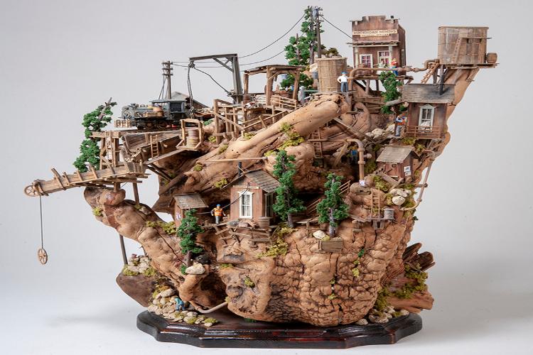 |樹上礦坑 Treetop Mine|
-最迷你Smallest
有趣且細緻的作品,這120分之1的作品是本館展示中比例最小的一件。可別小看它,仔細一看您可看到坑口裡出來的小火車拖著一台台採礦車,礦石藉由輸送帶往下,其中還有辦公廳、工程部、地質探測部及作業中的工程師等,整體作品一點都不馬虎呢!