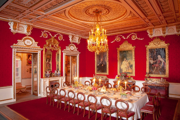 |白金漢宮 Buckingham Palace|
-最華麗Most gorgeous
本作品選擇部份極具代表性的廳室,以袖珍藝術的技術來表現豪華、富麗的裝潢,並不完全照皇宮內所有建構,而以極為類似再加上創意的方式來表現,讓不論是否造訪過白金漢宮的人都能有一種印象鮮明的感受。