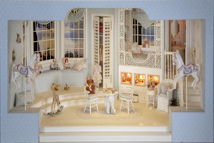 |婷婷的房間 Ting-Ting’s Room|
-最可愛Cutest
寬敞的房間,柔和的色調,窗外湖光山色,房間的主人婷婷不知讓多少小女孩羨慕不已。在西方很重視從小培養小孩子的獨立精神,所以孩子們從小就有自己的私人空間,瞧瞧這房間的床鋪下,可愛的婷婷也收藏了三個小小的夢幻屋盒喔!
