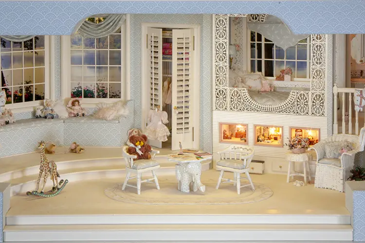 |婷婷的房間 Ting-Ting’s Room|
-最可愛Cutest
寬敞的房間,柔和的色調,窗外湖光山色,房間的主人婷婷不知讓多少小女孩羨慕不已。在西方很重視從小培養小孩子的獨立精神,所以孩子們從小就有自己的私人空間,瞧瞧這房間的床鋪下,可愛的婷婷也收藏了三個小小的夢幻屋盒喔!
