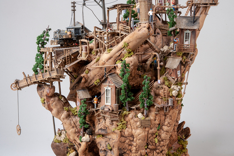 |樹上礦坑 Treetop Mine|
-最迷你Smallest
有趣且細緻的作品,這120分之1的作品是本館展示中比例最小的一件。可別小看它,仔細一看您可看到坑口裡出來的小火車拖著一台台採礦車,礦石藉由輸送帶往下,其中還有辦公廳、工程部、地質探測部及作業中的工程師等,整體作品一點都不馬虎呢!
