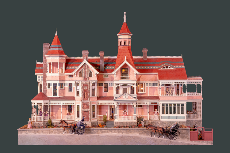 |玫瑰豪宅 Rose Mansion|
-最具代表Most representative
本館收藏的第一件大型娃娃屋作品,作者Reginald Twigg於大學主修建築系,有感於加州洛城山坡陸續被炸平,使原坡上豪宅的光景不再。因此決心憑著歷史文獻將一段短暫的光輝留存於世,並於1988年開始著手此建物,Twigg先生共花了四年多的時間完成。